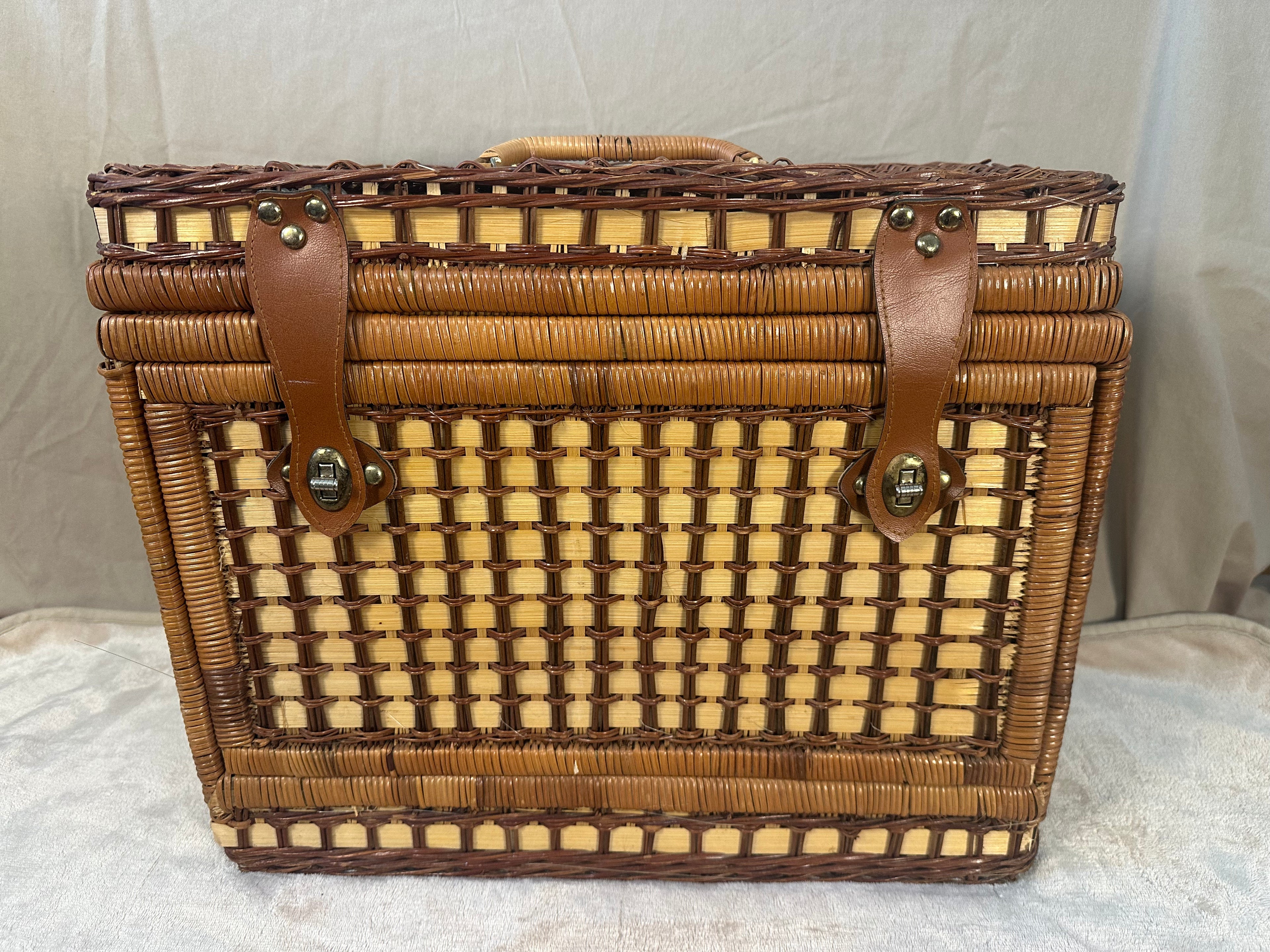 Adorable wicker picnic basket