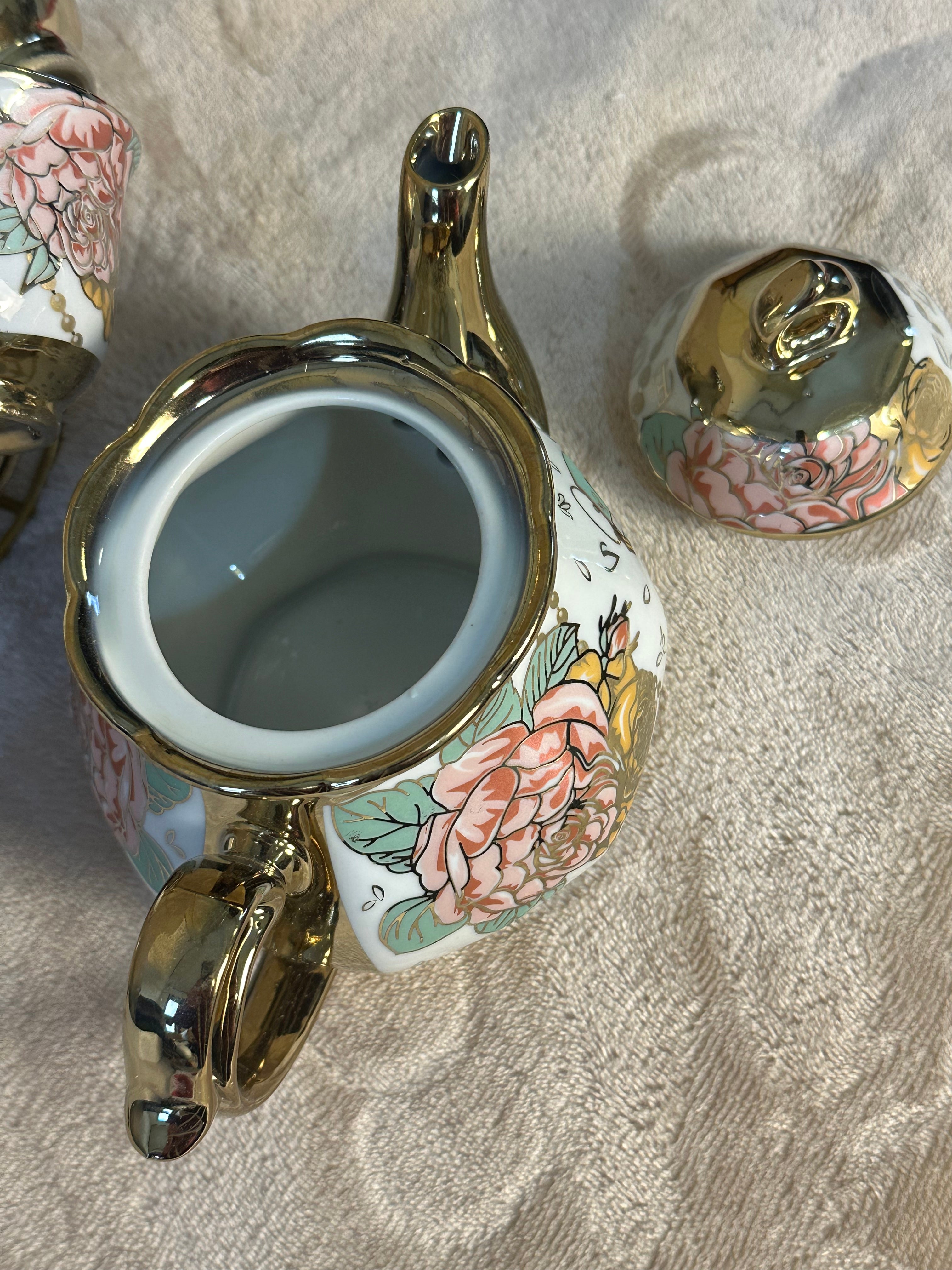 Floral and gold trimmed teapot set