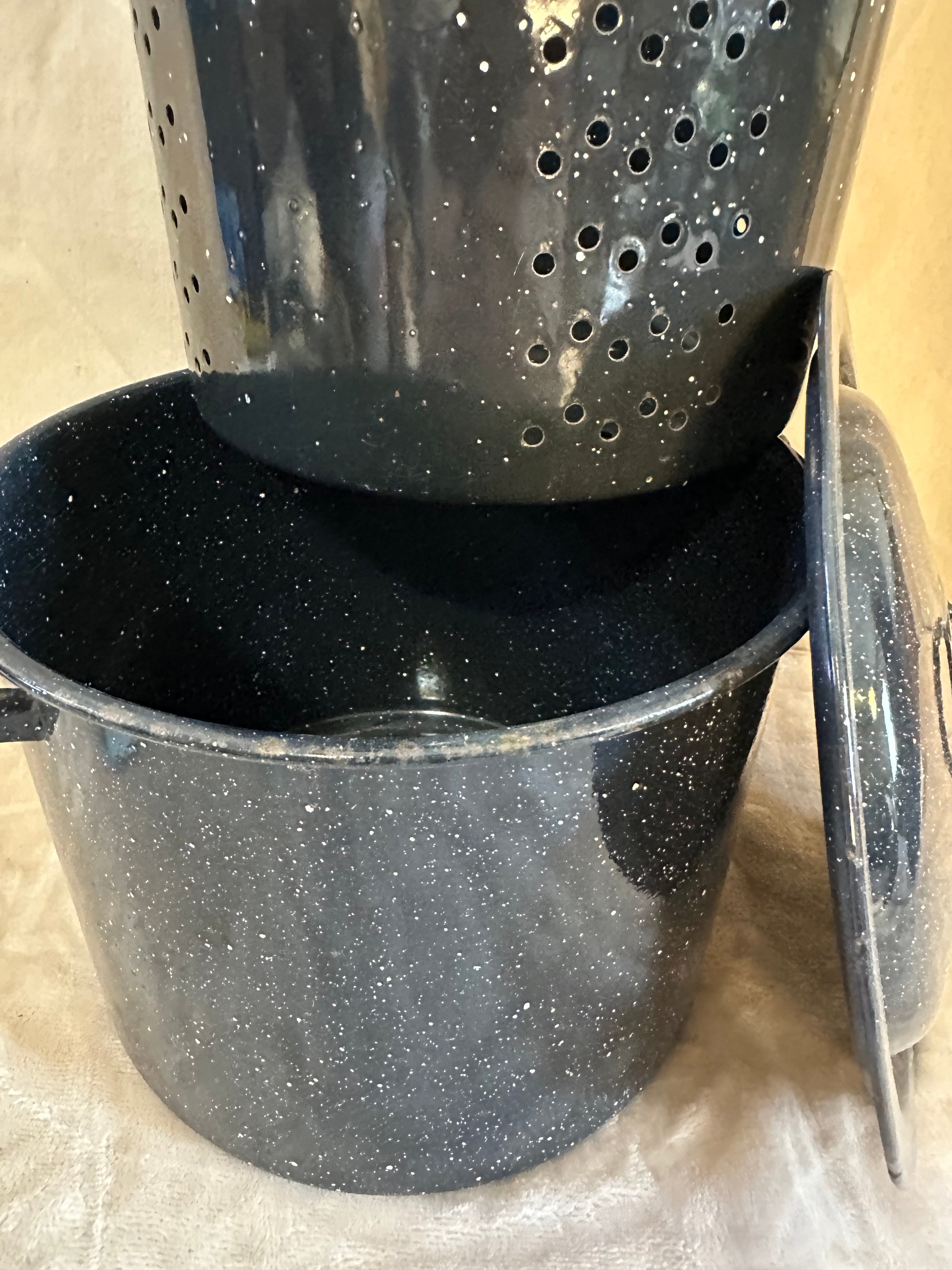 Graniteware pasta pot