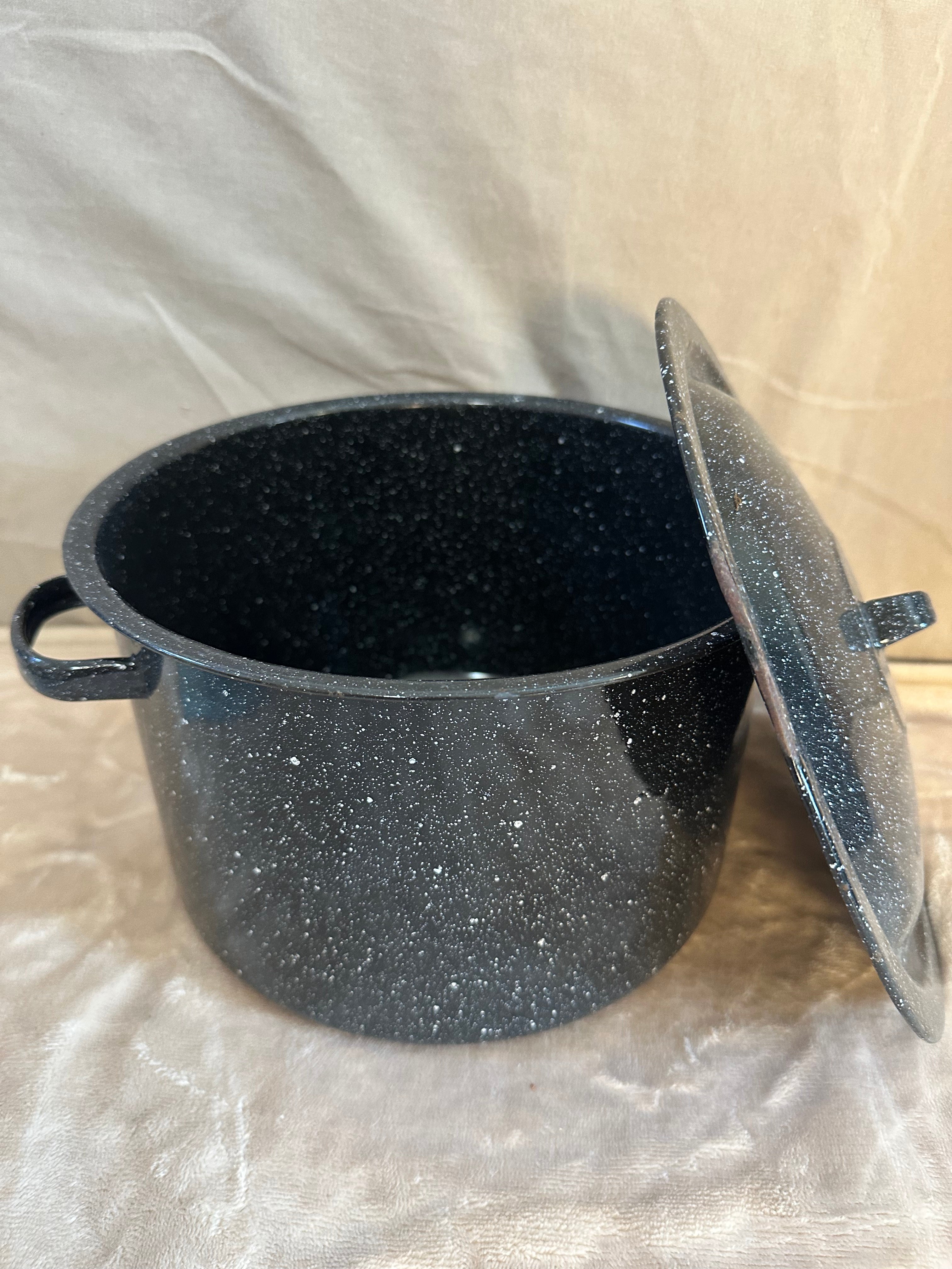 Graniteware pot with lid