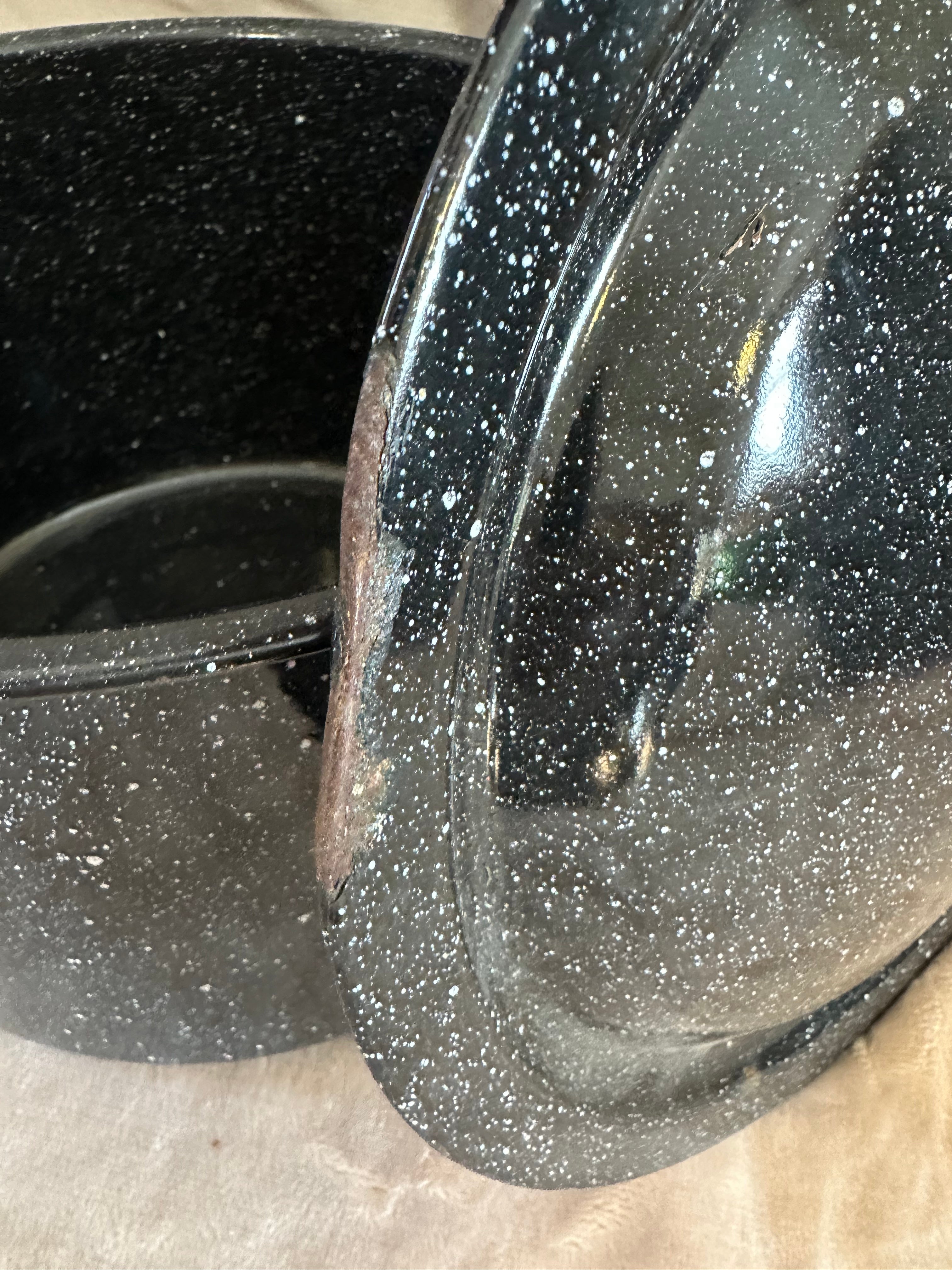 Graniteware pot with lid