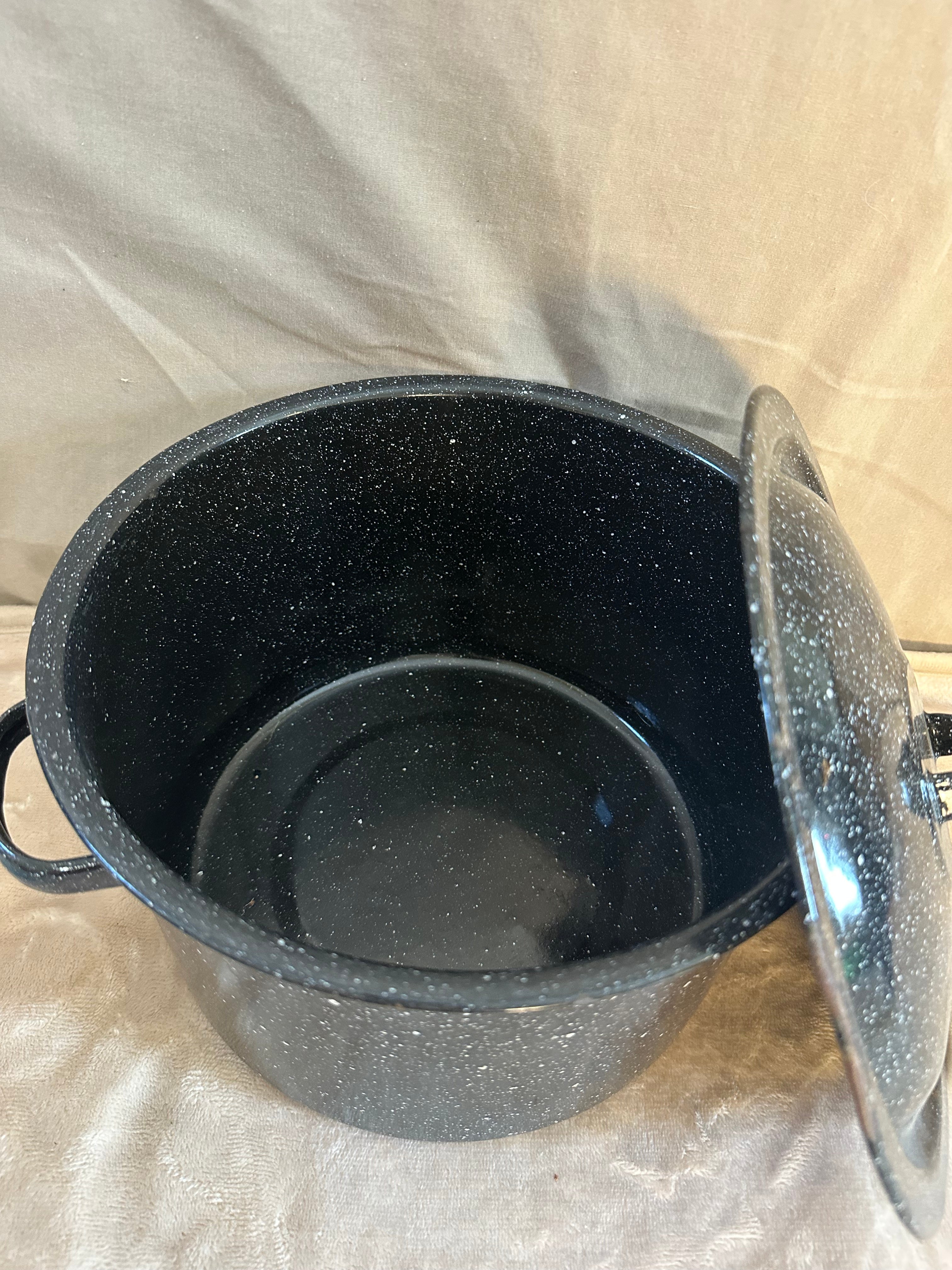 Graniteware pot with lid