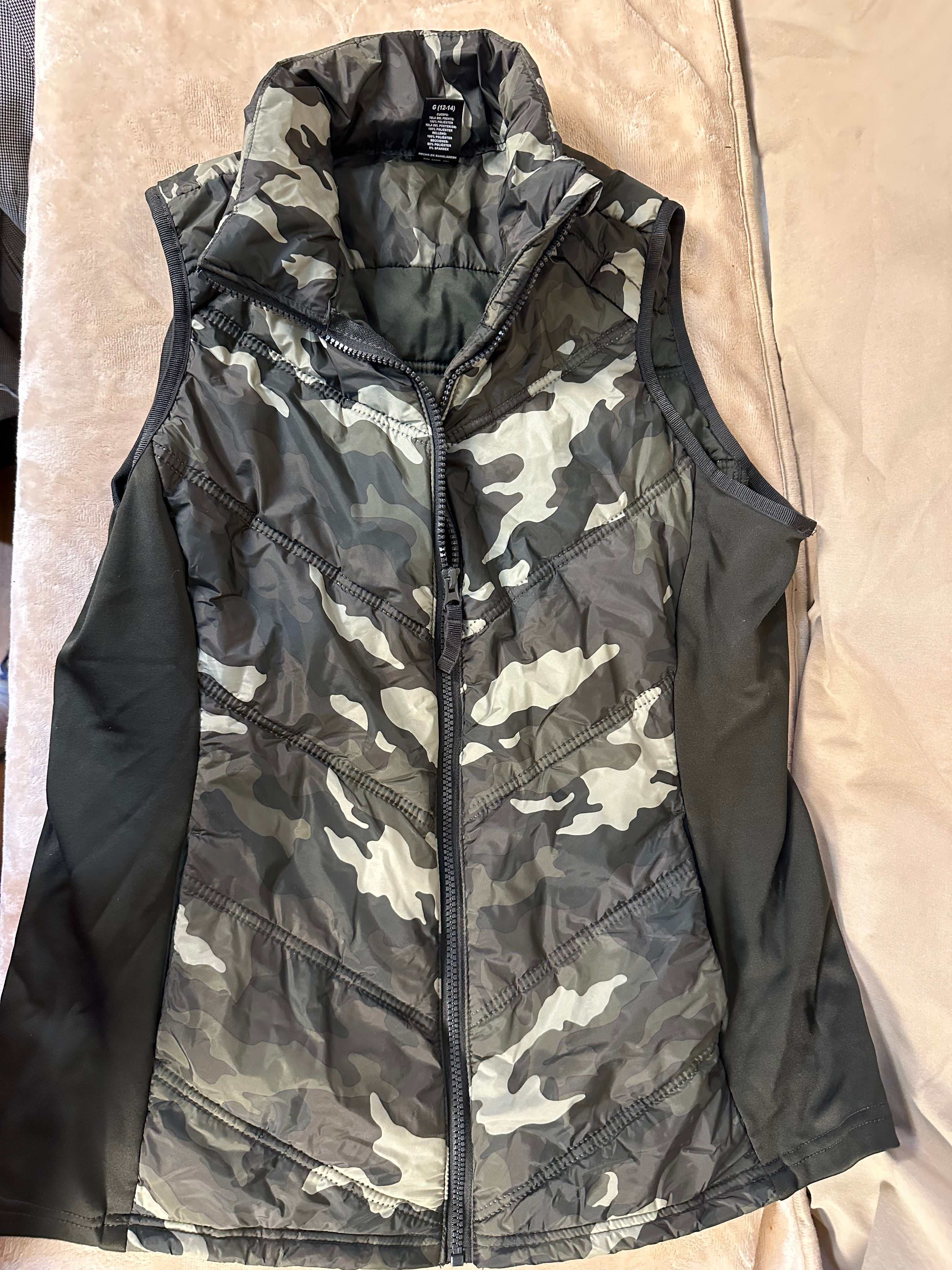 Boys AVIA camo puffer vest size L (12-14)